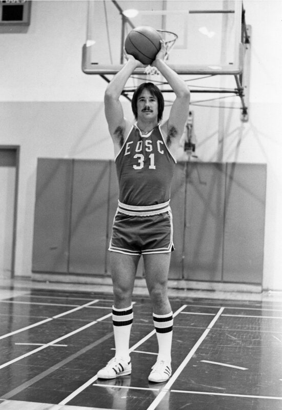 1977 Basketball Player 03