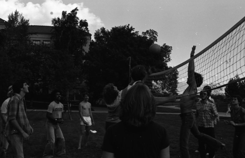 1980 New Student Week, Volleyball 07