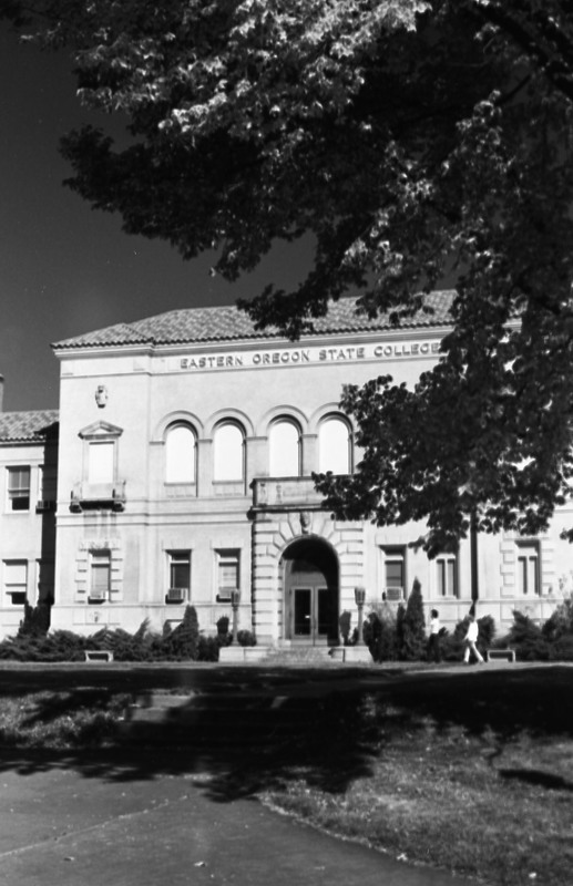 1977 Inlow Hall Entrance 3