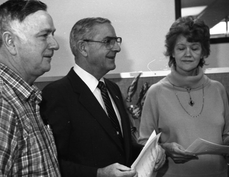1986 Governor Governor Vic Atiyeh Honors Employee 01