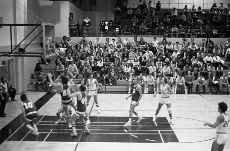1977 Basketball Action 16