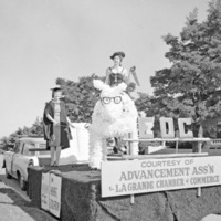 1958 Parade, Alumni Float 1