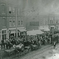 La Grande, Street Crowd