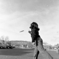1974 Students, Frisbee 01