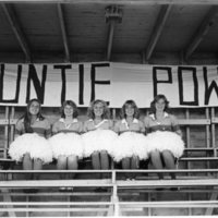 1977 Cheerleaders 03
