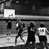 1982 Women's Basketball, EOSC vs. Southern Oregon State College, Action 04