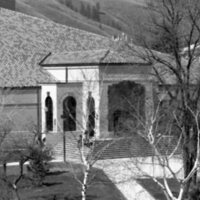 1990 Loso Hall Entrance 02