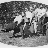 Reuter, Women on Wheelbarrow