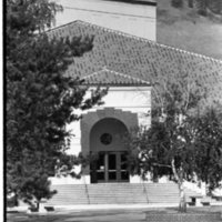1991 Loso Hall Entrance 01