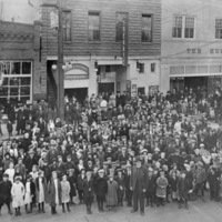 La Grande, Street Crowd