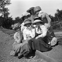 La Grande, Girls in Hats 2