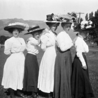 La Grande, Girls in Hats 1