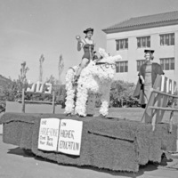 1958 Parade, Alumni Float 6