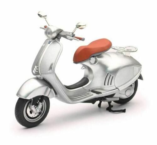 MODEL DIE CAST VESPA 946, SILVER, SCALE 1:12, NEWRAY 57613A