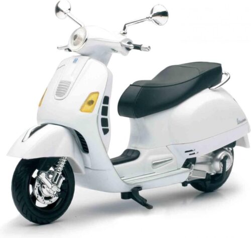 MODEL DIE CAST VESPA GTS, 300 SUPER, WHITE, SCALE 1:12, NEWRAY 57243B