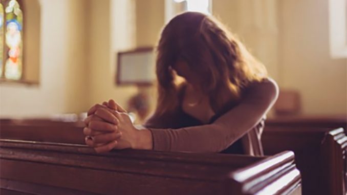 womanpraying_usfotolia