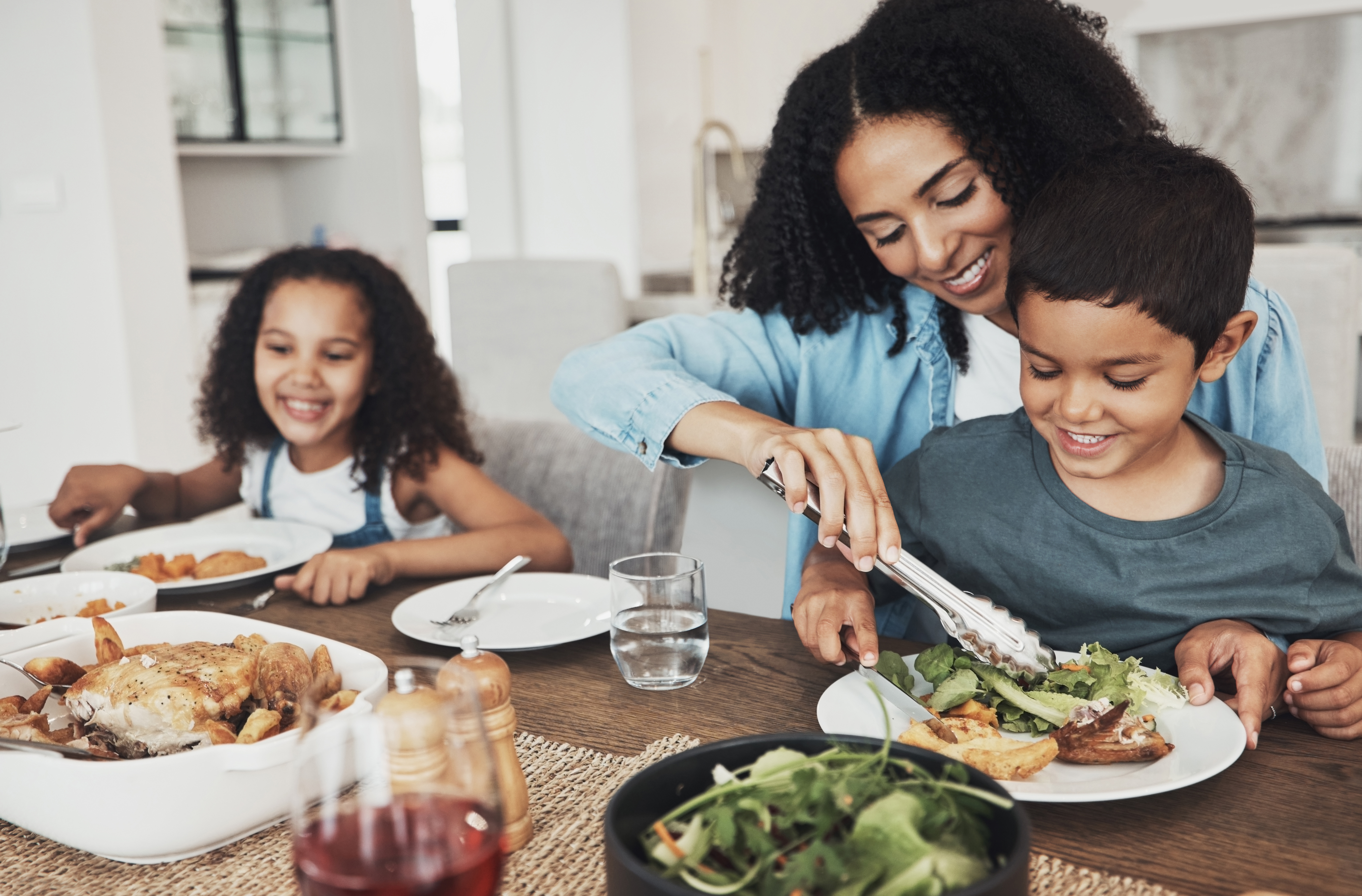familia comiendo juntos