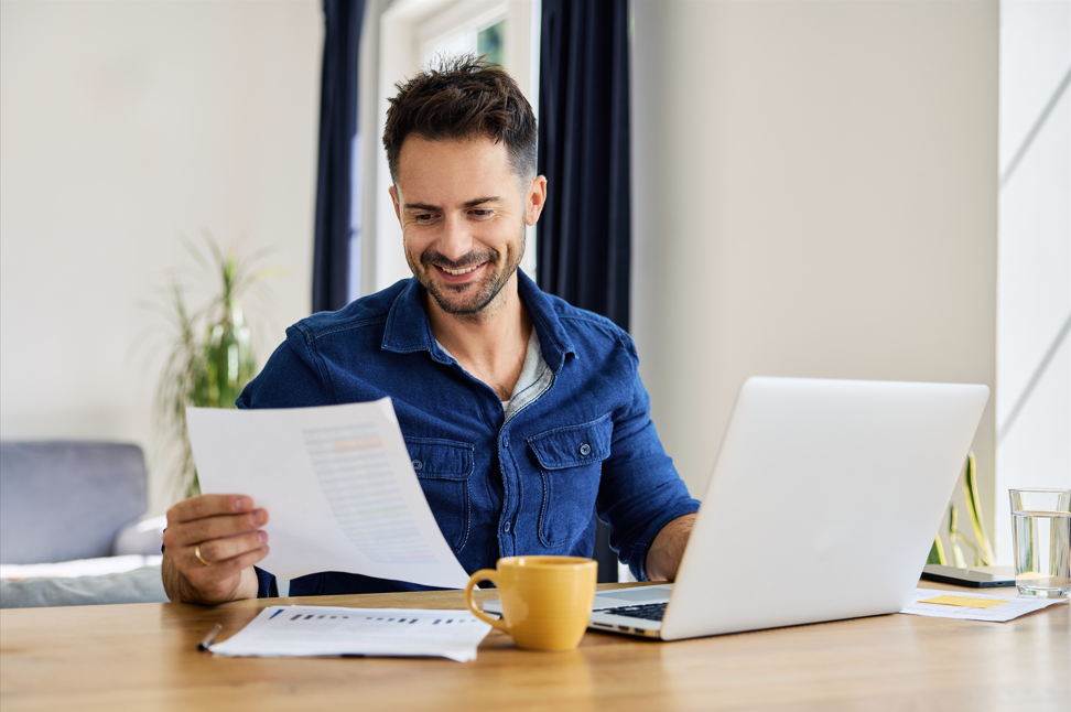 Persona revisando finanzas desde casa