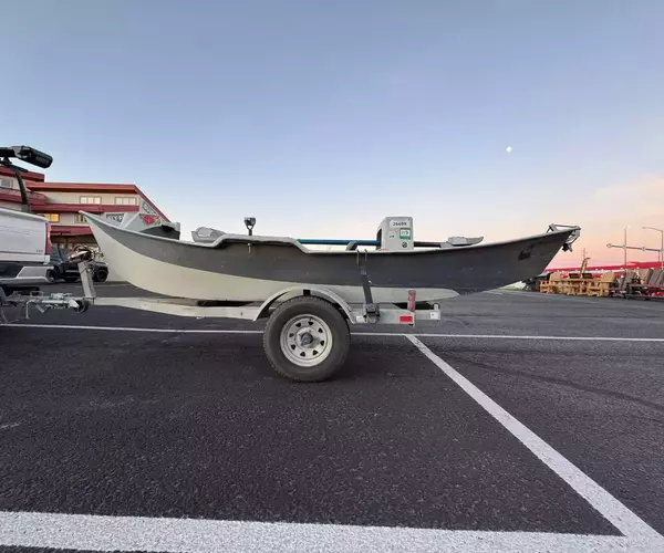 									Drift boat fly fishing clackacraft side
															
