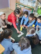 Teacher using Arabic Portfolio ressources with the students.jpg