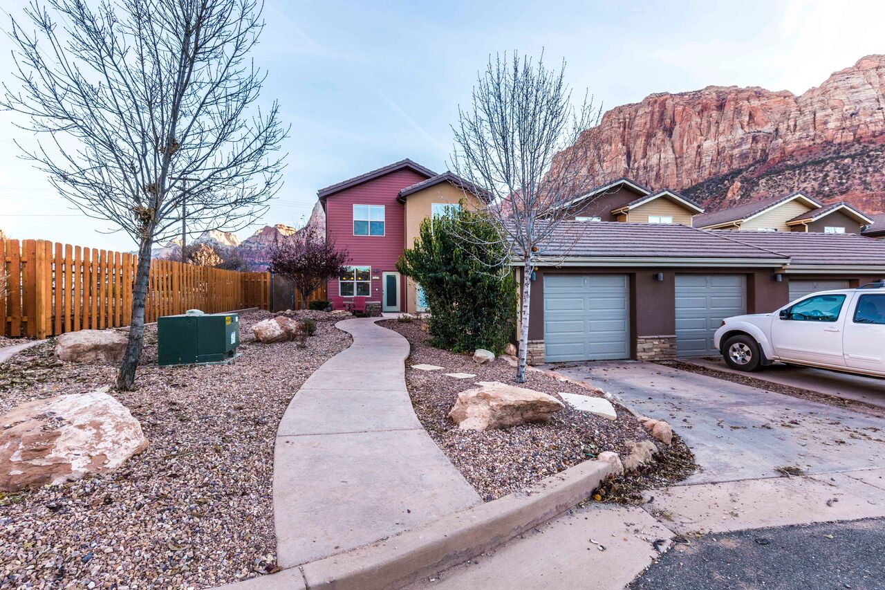 29816 Best Townhome in beautiful town of Springdale! This end unit features a fenced back yard with hot tub and is being sold furnished. This is the first re-sale in this community.