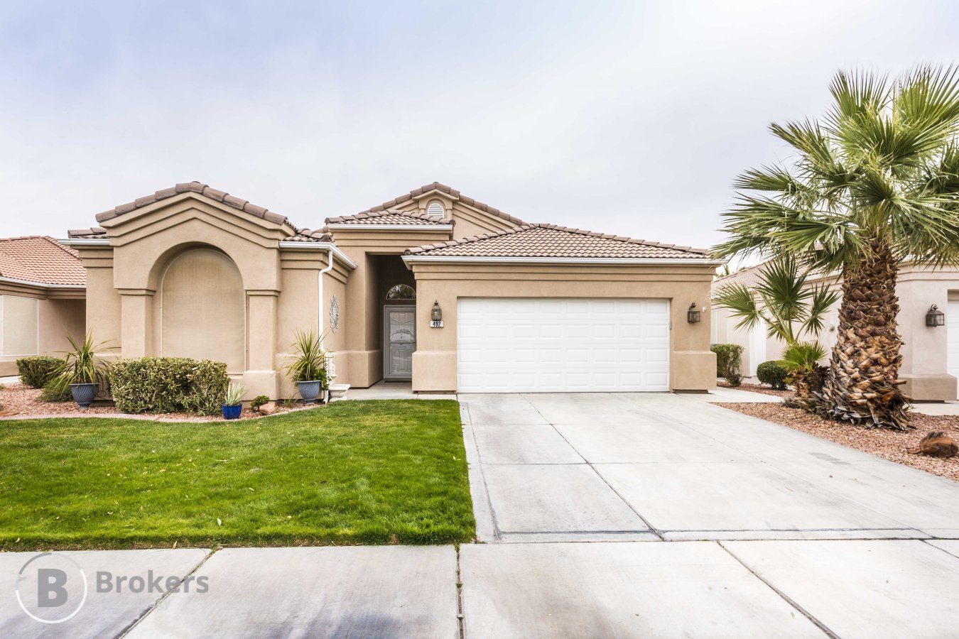 31048 This well maintained home offers 3 bedrooms, two full baths. Kitchen with 2 pantries,bay window in dining room with great views. Master bedroom with 2 closets,bath with garden tub and separate shower, double sinks. Enjoy the mountain views from your covered patio! Plus access to Mesquite Vistas Clubhouse,Pool, Tennis, workout room!