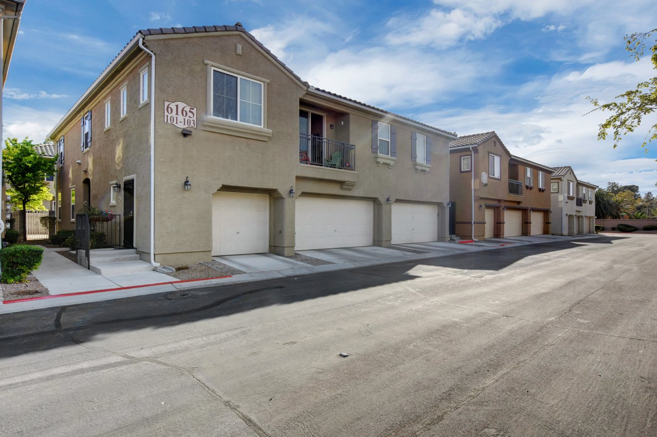 31664 HURRY WON'T LAST! 2 BEDROOM ONE LEVEL WITH 2 CAR GARAGE IN BEAUTIFUL GATED COMMUNITY, POOL/SPA, WORKOUT ROOM. BEAUTIFUL NEUTRAL COLORS WITH TWO TONE PAINT, ALL APPLIANCES INCLUDED.