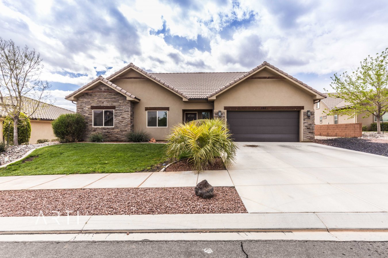31864 Enjoy the beauty of the red rocks that put Washington County on the map. This 5 Star Energy Efficient home has more than enough space for you! With a recently completed upstairs that adds over 900 square feet and .24 acre lot you will have room for everything you need inside and out.