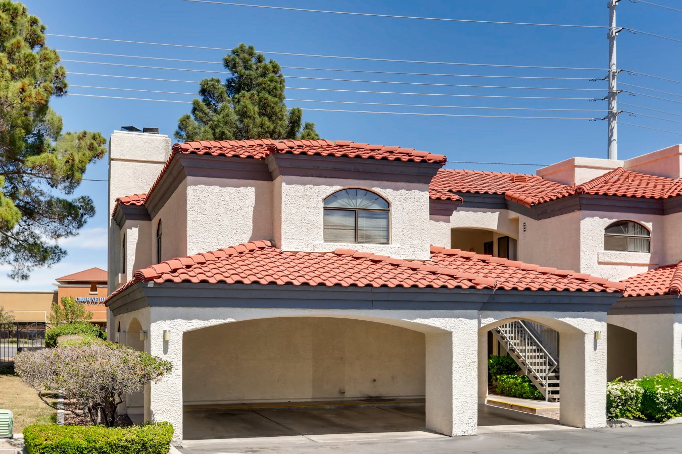 32752 Cozy 3 bedroom, 2 bath condo with brand new carpet and paint. All bedrooms with mirror walk-in closets. Condo features open living area with fireplace and balcony of dining room and master. You won't be disappointed!