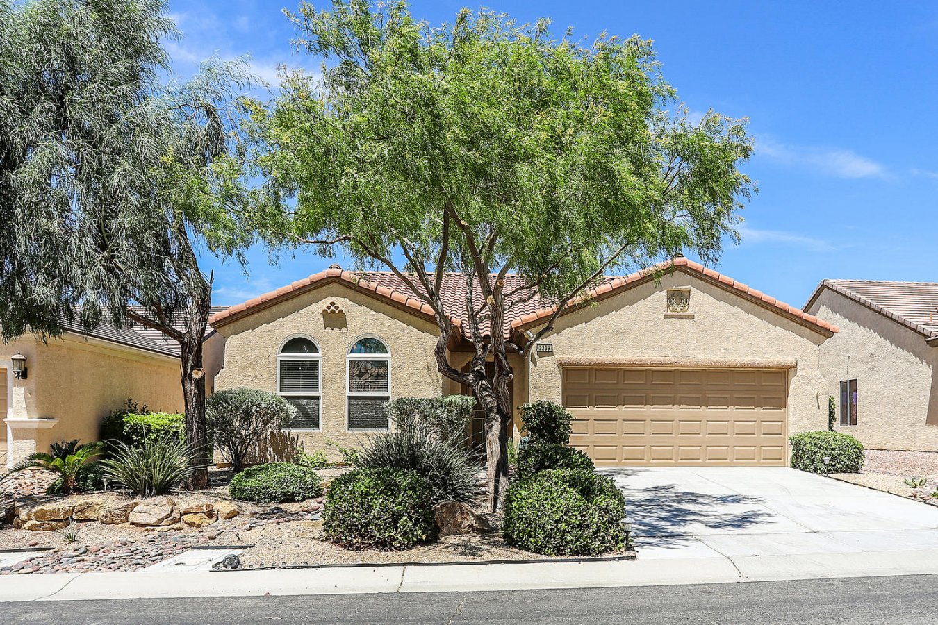 Great 1610 Sq Ft. Virginia Model, 2 bed plus den, Open kitchen with pantry, breakfast bar, sold surface counters, Ceiling fans, fridge, washer, dryer, Tile in wet area's, Covered Patio, desert landscaping