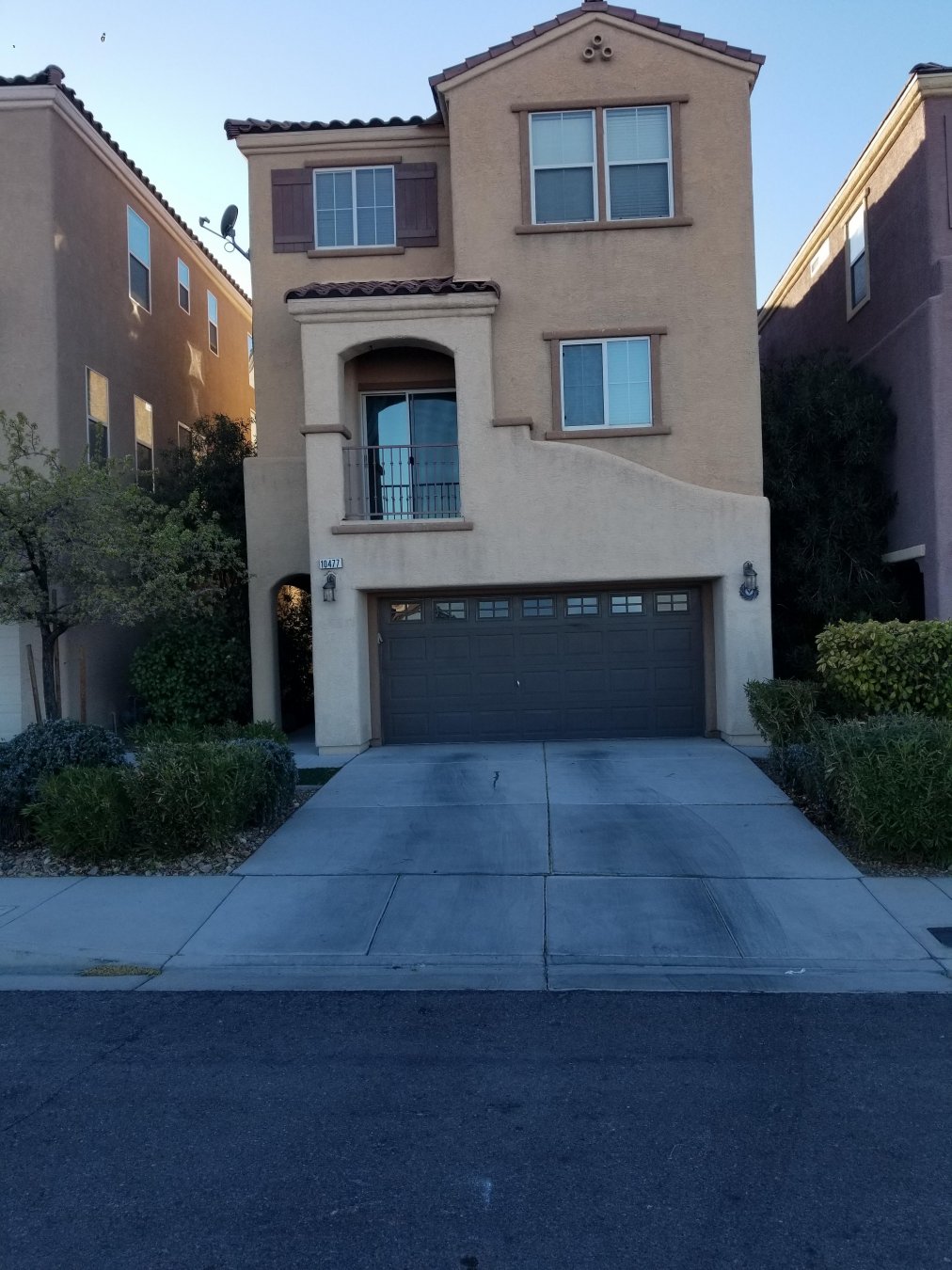 38595 Three Stories, Very well kept, Stereo Speakers, Finished Two car garage w/opener. Bedroom & Bath on 1st Floor, Main living area on 2nd Floor, Also has Balcony, Third floor has Master + Master Bath plus 2 more bedrooms & bath plus Utility room. Crown Molding in Master Bedroom, Security System wired in, Private Back Yard