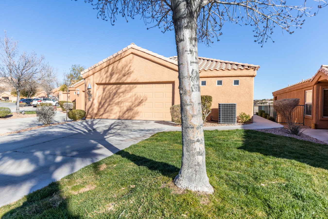 38794 DON'T MISS OUT ON THIS BEAUTIFUL IRONWOOD HOME. All living space is on the main floor highlights gorgeous granite counter tops and tile in kitchen with bar top seating, large windows throughout to capture the great views. Master suite with walk in shower, tile floors and trim, corian counter tops, walk in closet with built in shelves and drawers.Plus second Bedroom & nice sized laundry with cabinets. Brazilian Koa wood floors. Lower level walkout onto patio perfect for guests and includes living area, full bath, bedroom area and extra large closet. This is one you don't want to miss! Also enjoy Mesquite Vistas Pool, Hot tub,Tennis courts and golf privileges.