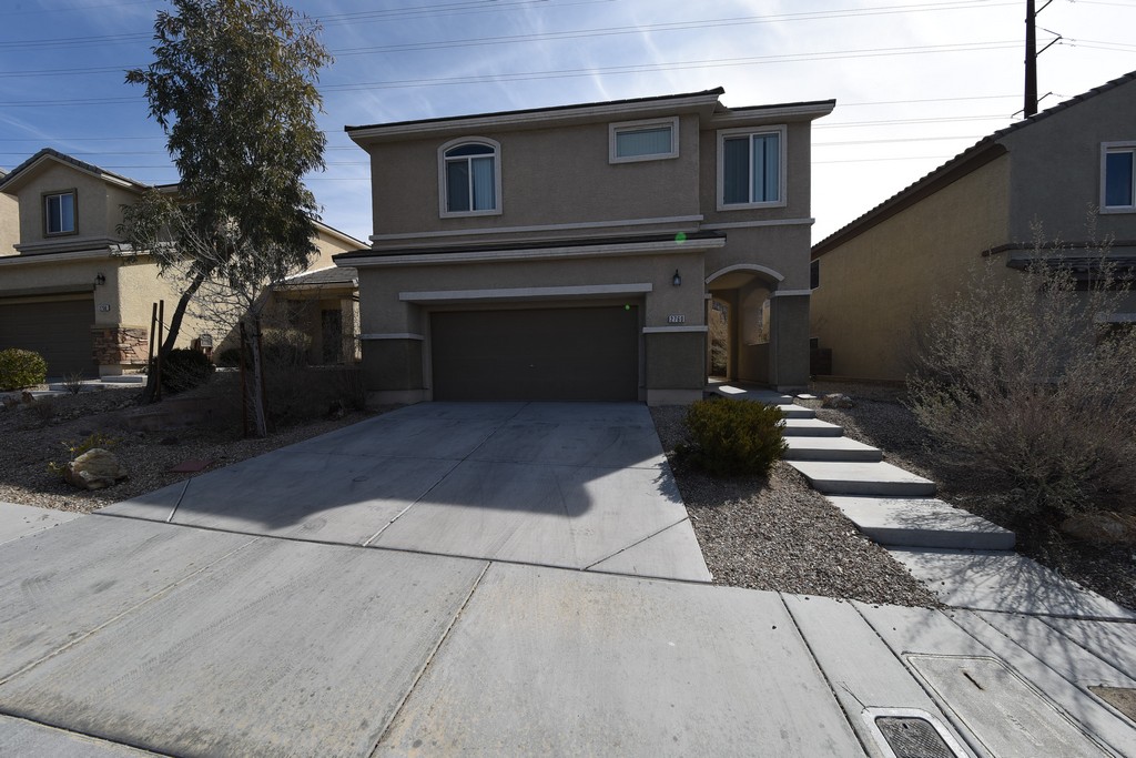 38915 Beautiful 3 Bedroom 2.5 Bathroom home located in Anthem Highlands. Walk to a community park. Kitchen has granite countertops, pantry, tile flooring and all appliances included. Bedrooms upstairs with master separate from others. Large loft. Laundry room is upstairs and includes washer and dryer. Desert Landscaping Attached 2 car garage. Hurry, this won't last long.