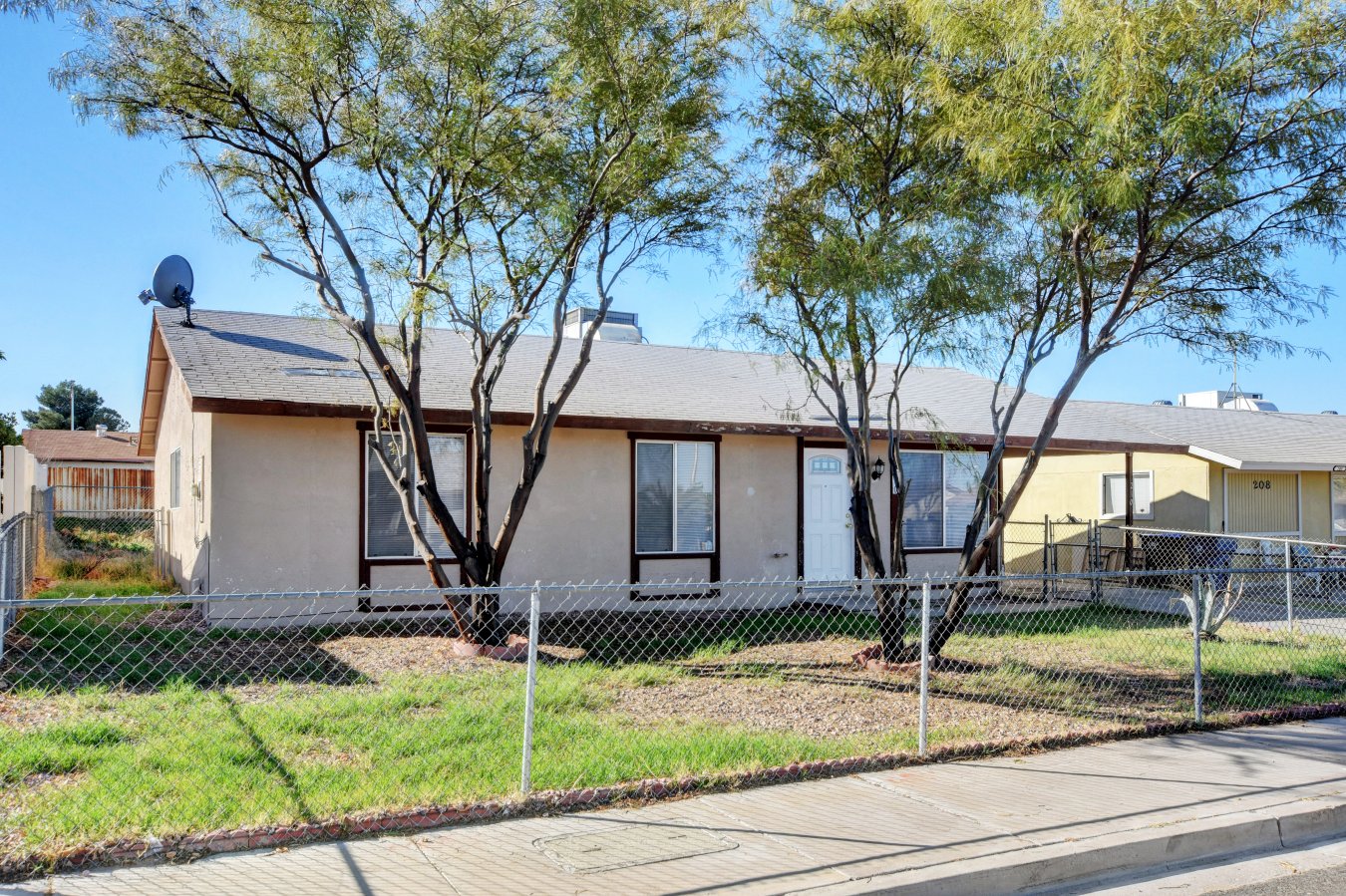 39005 FOUR BEDROOM, 2 BATH HOME WITH LARGE YARD, ROOM FOR A POOL. NO HOA, NEAR SCHOOLS, SHOPPING. TILE AND WOOD LAMINATE FLOORS. FULLY FENCED YARD.