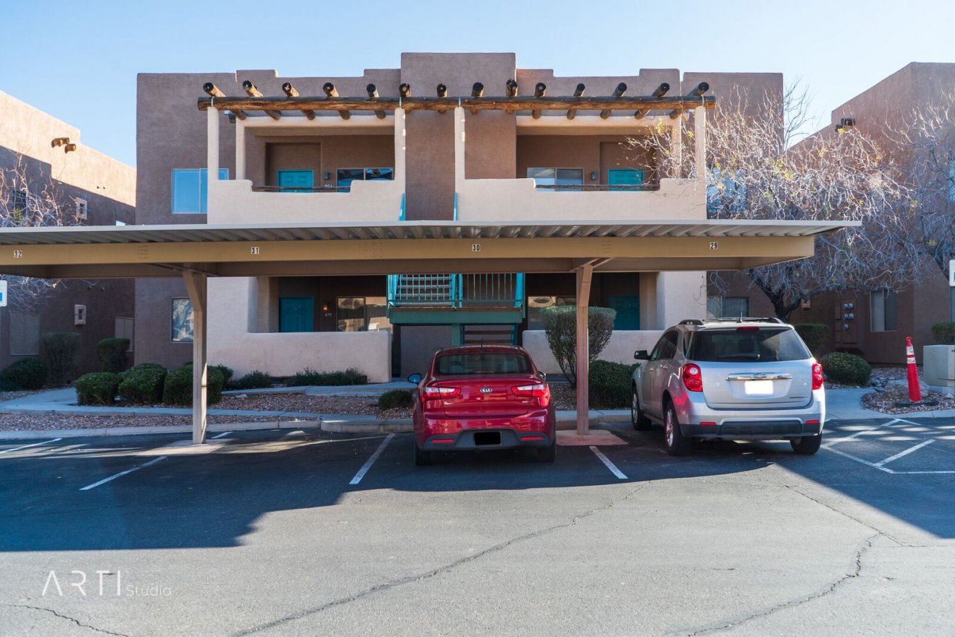 39362 Are you reedy to own your first condo, buy your second home or looking for your retirement home? This 3 bedroom condo with 9 foot ceilings will have you living in comfort. Mesquite is a quickly growing community located 81 miles to Las Vegas, 40 miles to St. George and 80 miles to Zion National Park. If that's not enough you can go for an early morning golf at one of the 9 golf course's. After golf, stop by the Mesquite Vistas Sports club that you now belong to for lunch served by the friendliest staff in town. Not to mention a great burger! The Mesquite Vistas has a gym, pool, jacuzzi, pickle ball, tennis and volleyball