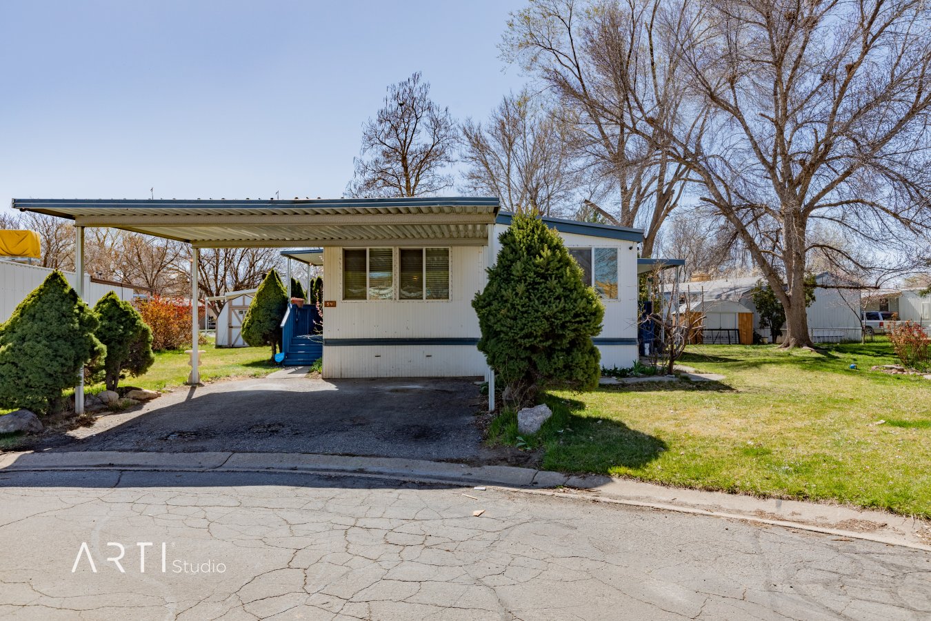 39395 Don't miss out on this beautiful double wide trailer in a quiet subdivision. Open and spacious living room and kitchen with a new refrigerator. Many upgrades throughout! Nice community amenities include pool and playground.