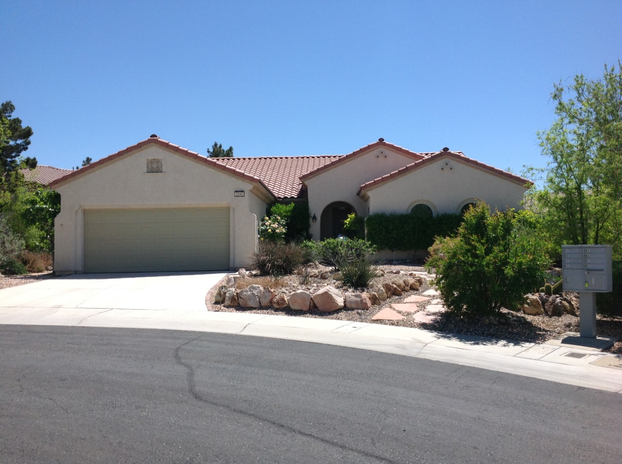 Great Jackson Model on Cul-de-sac, 2012 Sq Ft, 2 Bedrooms, 2 Baths, 2 Car garage, open floor plan, All Tile, Freshly painted, All appliances, Island, Hobby room, Covered Patio, Huge fully fenced backyard