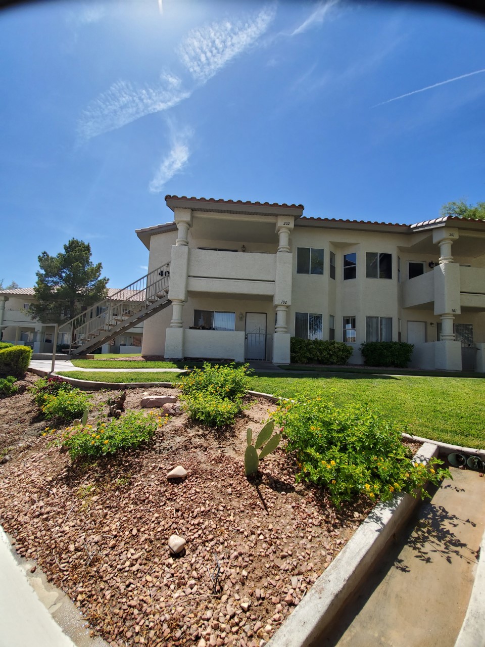 40524 This 1192 sf Main Level Condo is VERY clean and boasts upgrades including tile flooring in entryway and kitchen and senior-friendly family bathroom. It also has gorgeous views of the mountains from the front porch.