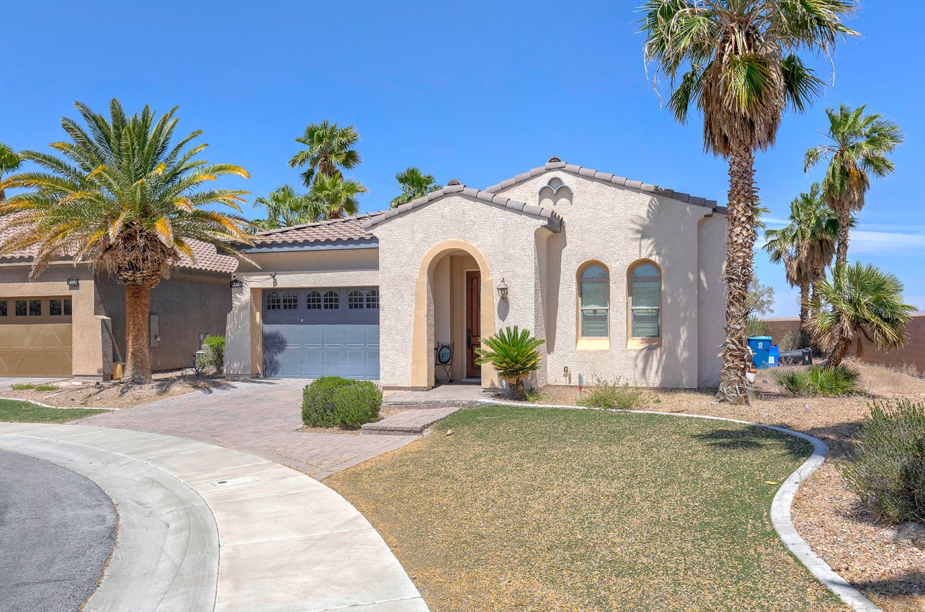 40547 Former model home in Tuscany! Golf community with clubhouse/pool/recreational facilities! Fabulous chef's kitchen with huge eat-in island, hardwood cabinets and custom back splash! En suite guest room! Open kitchen/family room area with fireplace, stone tile floors and hand textured walls! Master bedroom boasts coffered ceilings, walk-in closet and luxury bathroom! Check the 3D virtual tour at: https://my.matterport.com/show/?m=Bd3mqSzHjDD
