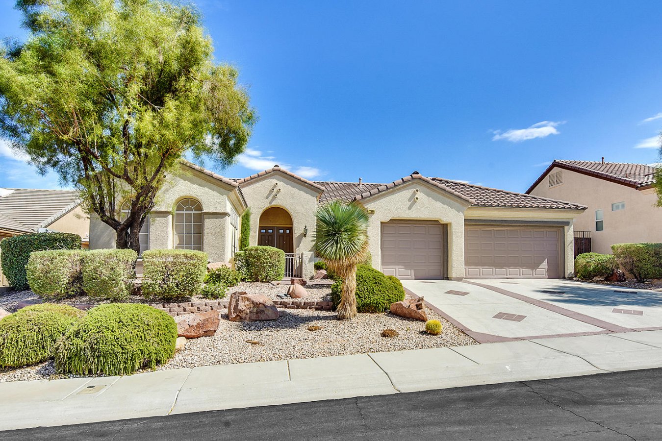 STUNNING GOLF COURSE SETTING WITH MOUNTAIN VIEWS & CITY LIGHTS FROM HIGH ABOVE THE 2ND GREEN! EASTERN EXPOSURE BACKYARD HAS A BUILT-IN BBQ W/ EATING AREA, POOL & LARGE COVERED PATIO. HOME FEATURES DOUBLE MASTERS, DEN, CROWN MOLDING, WET BAR, SKYLIGHTS, COURTYARD W/GOLF VIEW. Sun City Anthem AGE RESTRICTED 55+.Expanded Concord Model 2592 Sq Ft