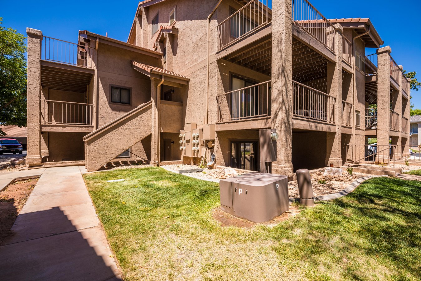 42442 Spacious one bedroom condominium with vaulted ceilings and plenty of living space. Great vacation rental. HOA includes two large poos, hot tubs, tennis, pickle ball, racquetball, basketball and mini golf. Location close to world renouned mountain bike and hiking trails and many beautiful golf courses