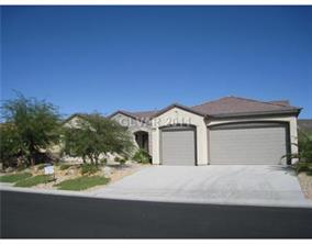 Great single story Yorktown model in Sun City Anthem. Spacious floorplan featuring 10-foot ceilings, tile floors, two master suites, with separate den or office. Kitchen features large island, granite counters, breakfast bar, and walk in pantry, wet bar, 3 car garage, no one behind, mountain and city views