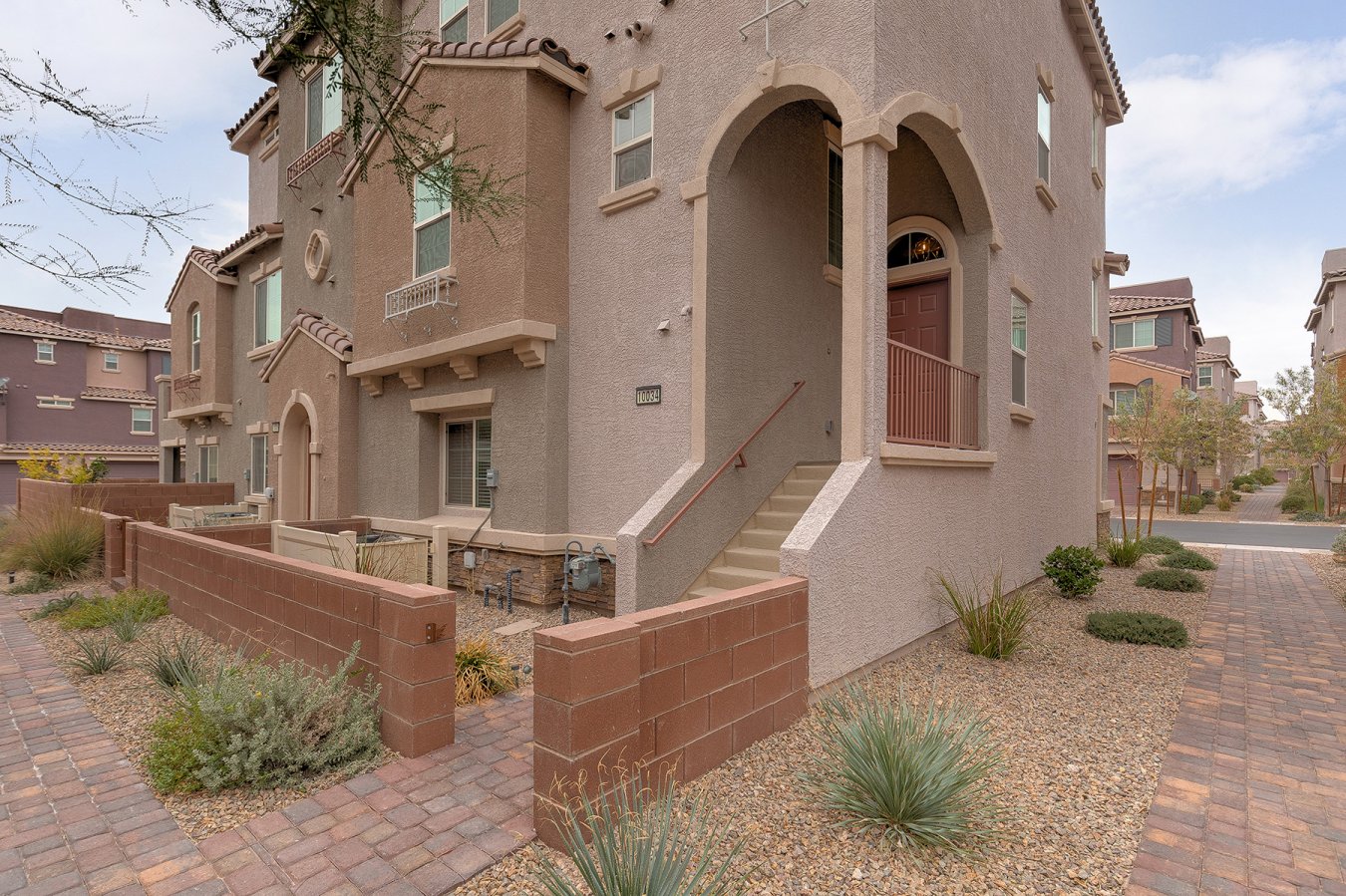 45105 Gorgeous Townhome located in Mountains Edge Master Plan Community! Multi-level 3 BR/3 Full baths; each bedroom located on its own floor with full baths. Primary bedroom located on middle floor with Loft. Kitchen on 3rd floor features large island and stainless steel appliances. Roof top deck with BBQ stub ready for your summer fiesta. Shows like a model! A MUST SEE!