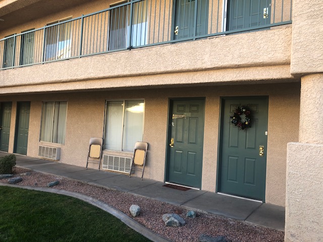 46198 Lower Level 335 sf Studio! Pool and laundry on site. Walking distance the CasaBlanca Hotel-Casino-Spa.