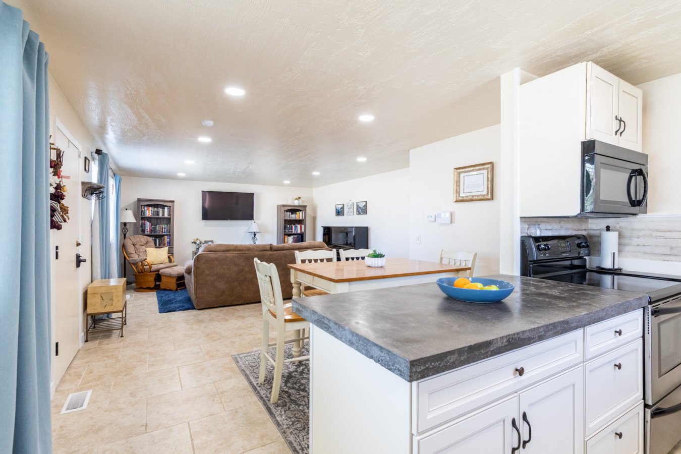47438 Darling recently updated and well kept 2 bedroom Condo in neutral shades with easy access to I-15 and I-215, schools and shopping. A fun Community with a pool, laundry facility, playground, BB court and Tennis court! This ground level condo has a great layout and faces all the fun! Roof was replaced 2+ years ago. A wonderful starter home or investment property. MUST SEE!