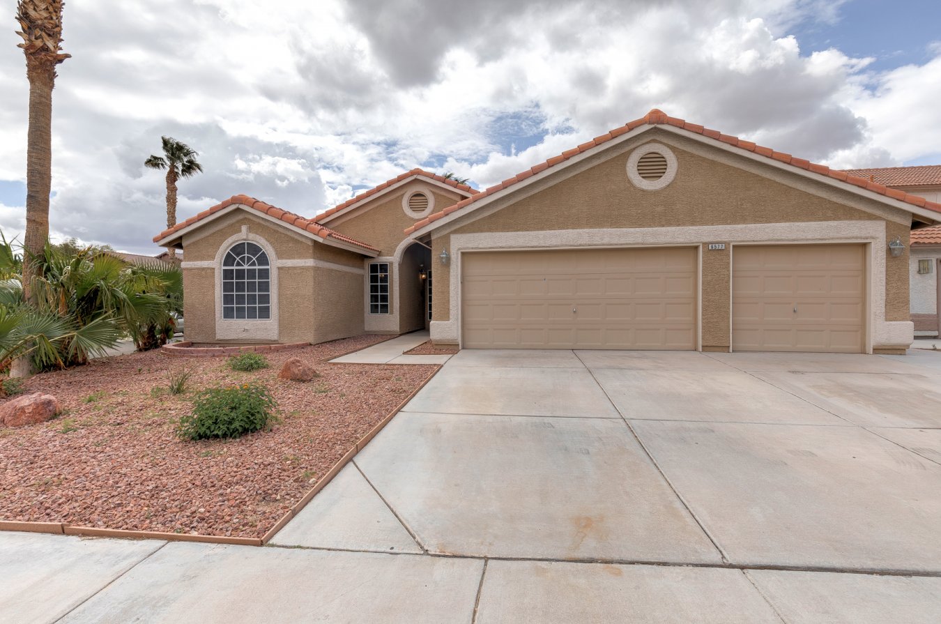 48449 What a great house with a 3 car garage! This single story charmer has beautiful slab granite counter tops AND backsplash in the kitchen with a huge pantry! The vaulted ceiling and huge family room give this home an open and airy feel! Also featured are beautiful travertine floors, shutters, an oversized patio and raised panel doors. All this and sitting on a corner lot in a cul-de-sac too!! The property is located near shopping and restaurants and has great freeway access as well. Thanks for showing!