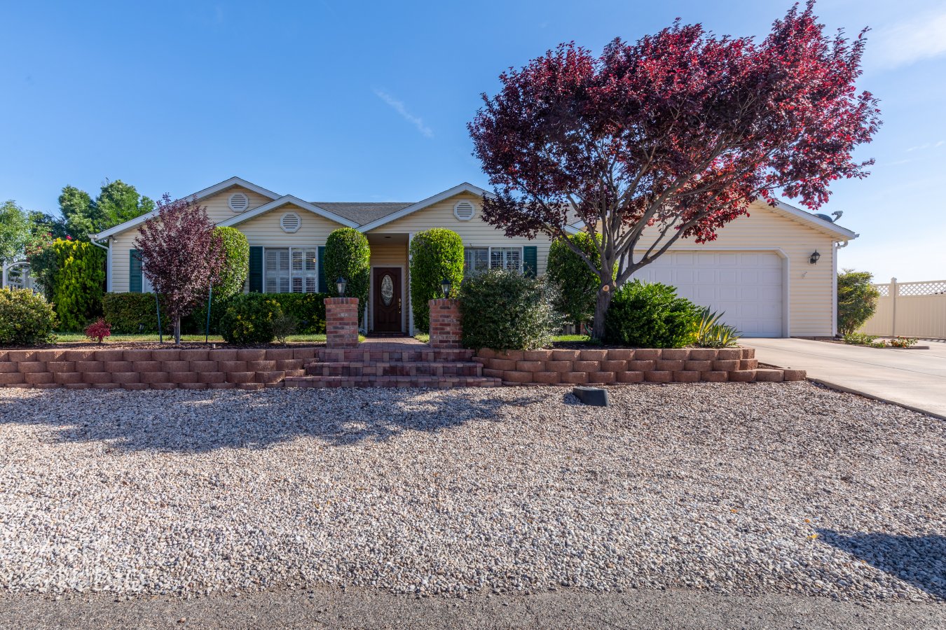 49045 Cozy 3 bed 2 bath & office home. This one owner home has storage, walk in closets, plantation shutters, gas fireplace, shop in back, oversized garage and huge yard with amazing views to relax and enjoy. Come see this amazing home today.