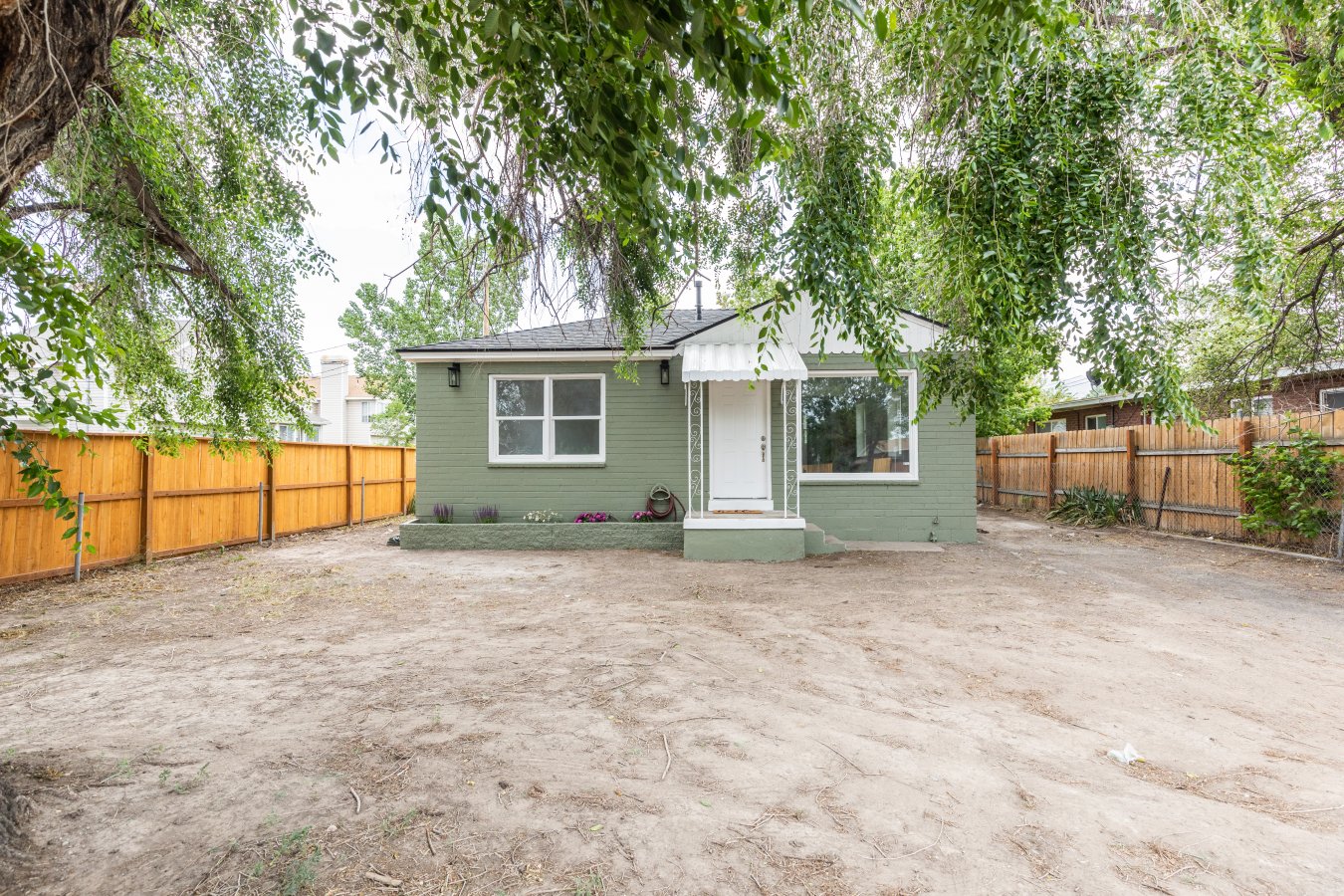 49393 Recently remodel Bungalow/Cottage conveniently located near Sugarhouse, shopping, restaurants, parks & easy freeway access.
new cabinetry & quartz counter tops, in-wall networking, new central air unit, updated wiring - plumbing & lighting fixtures, new tile and carpet through out the home, tiled walk-in shower, newer roof, good size front and back yards, and many extras...
Square footage figures are provided as courtesy estimate only, Buyer/Agent is advised to obtain an independent measurements.