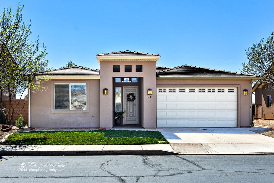 49471 Nice family home in a gate community. Low HOA's 3 bedrooms 2 bath. Single floor living, tall ceilings with open floor plan. Nice shaded back yard.