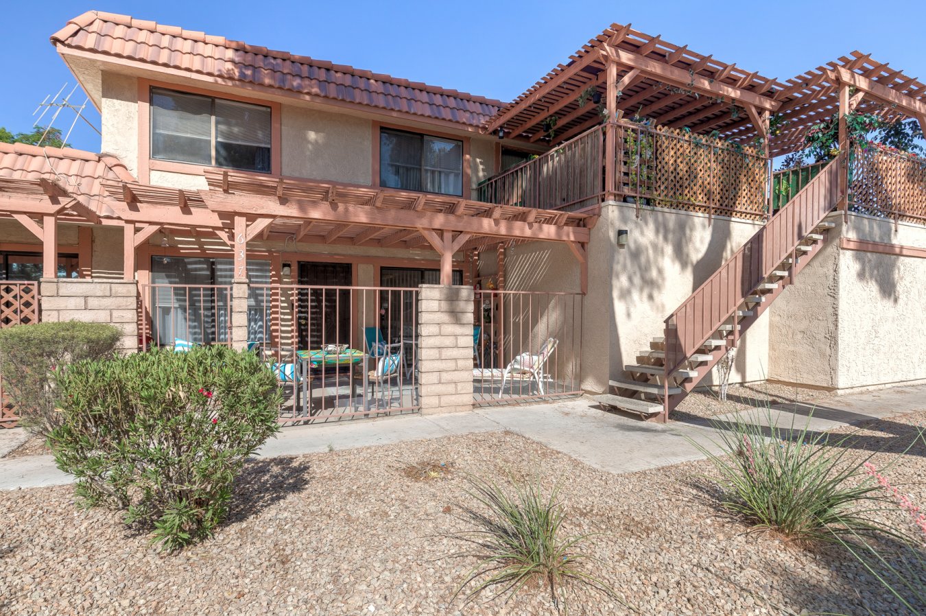 49970 Wow! Check out this beautiful townhouse! Pride in ownership! This 2 bed, 2 bath, 2 car garage home features newer wood laminate floors, stacked stone featured wall, updated bathrooms and more! Beautiful community with pools, hot tub and tennis court. Nearby hiking and biking trails. A ton of shopping and restaurants a few minutes away.